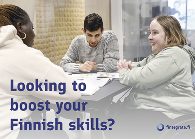 Personer sitter runt ett bord och studerar tillsammans. Looking to boost your Finnish skills? fintegrate.fi.